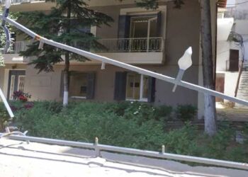 Ακόμη να φτιάξουν τα σπασμένα κάγκελα στην αυλή του ΕΒΕ Κοζάνης – Ο Επίκαιρος καταγράφει