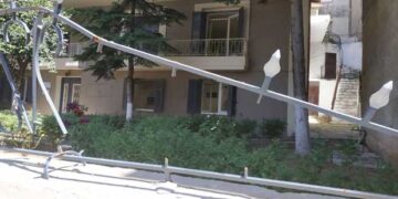 Ακόμη να φτιάξουν τα σπασμένα κάγκελα στην αυλή του ΕΒΕ Κοζάνης – Ο Επίκαιρος καταγράφει