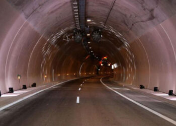 Κλείνουν οι σήραγγες των Τεμπών