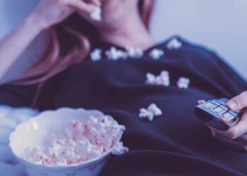 Καθιστική ζωή: Τηλεόραση ή γραφείο; -Τι βλάπτει περισσότερο την υγεία