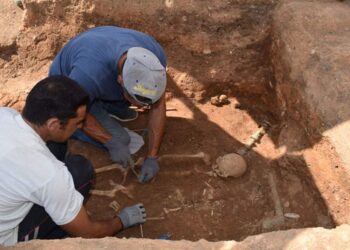 Κοζάνη : Η «πλούσια» νεκρή της Μαυροπηγής – Σπάνια στον ελλαδικό χώρο η χάλκινη νεκρική κλίνη που αποκάλυψε η αρχαιολογική σκαπάνη