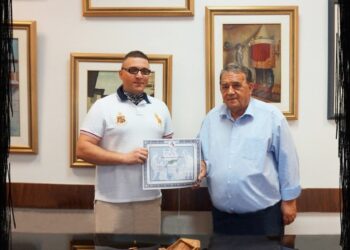 Ο Ανέστης Αγγελής βράβευσε τον Ιωάννη Τσακιρίδη για τα… «μπινελίκια» που του έριχνε κάποτε;