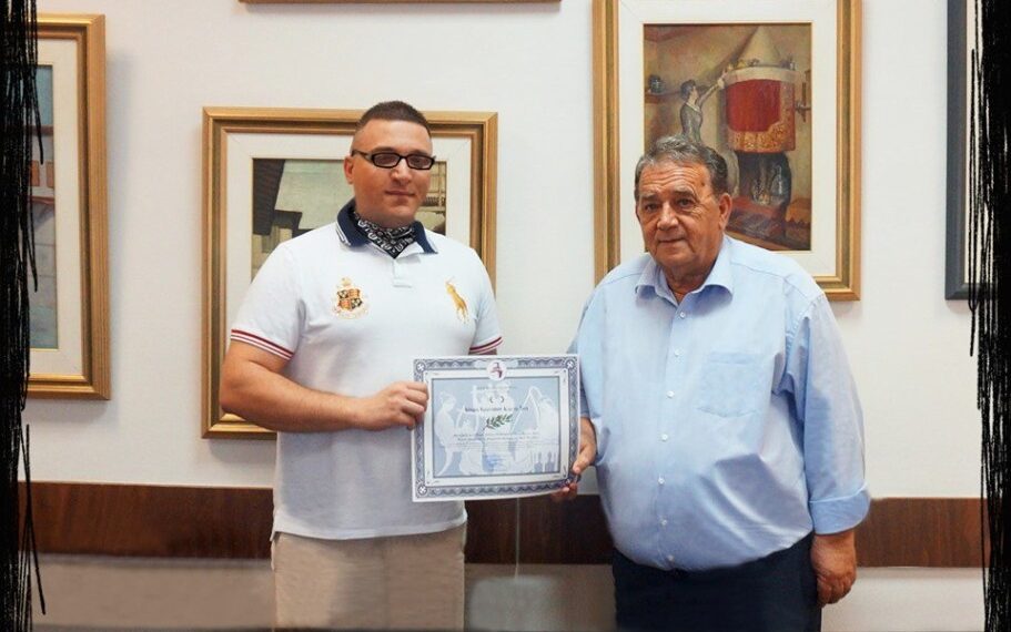 Ο Ανέστης Αγγελής βράβευσε τον Ιωάννη Τσακιρίδη για τα… «μπινελίκια» που του έριχνε κάποτε;