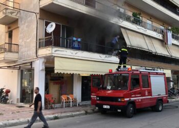 Φωτιά στον πρώτο όροφο οικοδομής στην Πτολεμαΐδα – Άμεση επέμβαση της πυροσβεστικής (βιντεο)