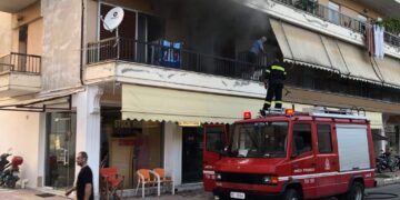 Φωτιά στον πρώτο όροφο οικοδομής στην Πτολεμαΐδα – Άμεση επέμβαση της πυροσβεστικής (βιντεο)