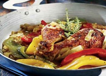 Μελωμένη καλοκαιρινή κότα με πιπεριές και μπίρα