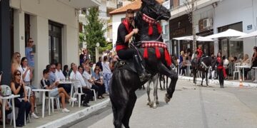 Σιάτιστα: Οι καβαλάρηδες της Παναγιάς κράτησαν την παράδοση – Εικόνες από την μεγαλειώδη παρέλαση