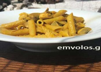 Πένες με κοτόπουλο μανιτάρια, κουρκουμά και κρόκο Κοζάνης