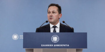 Πέτσας: «Η προηγούμενη κυβέρνηση άφησε μια κουτσή ΔΕΗ»