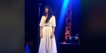 Πρέσπεια: Η Πάολα τραγούδησε Μίκη Θεοδωράκη -Η συνάντηση της με τον γιο του Γρηγόρη Λαμπράκη (βίντεο)