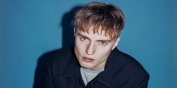 Η Μουσική Γωνιά του Μίλτου Ηλιάδη στο e-ptolemeos.gr – Sam Fender – Play God (Official Video)