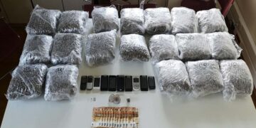 Συνελήφθη 38χρονος για διακίνηση μεγάλης ποσότητας ναρκωτικών από αστυνομικούς του Τμήματος Ασφάλειας Κοζάνης, σε περιοχή της Θεσσαλονίκης