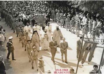 Όταν οι ψάλτες Γεώργιος Χωλόπουλος και Θωμάς Κουτρότσιος στη δεκαετία του ’60, έψαλλαν το οκτάηχο και δίχορο δοξαστικό της Παναγίας ‘’Θεαρχίω νεύματι’’, στην Κοίμηση της Θεοτόκου Βελβεντού