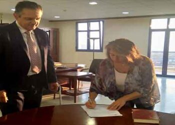 Ορκωμοσία νέας υπαλλήλου στην Περιφέρεια Δυτικής Μακεδονίας στο γραφείο του Περιφερειάρχη, Γ. Κασαπίδη