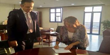 Ορκωμοσία νέας υπαλλήλου στην Περιφέρεια Δυτικής Μακεδονίας στο γραφείο του Περιφερειάρχη, Γ. Κασαπίδη