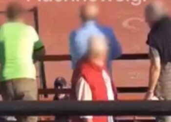 ΣΟΚ: Καρέ-καρέ ο διαπληκτισμός και η πτώση του άντρα που σκοτώθηκε στο γήπεδο της Καλαμαριάς – ΒΙΝΤΕΟ