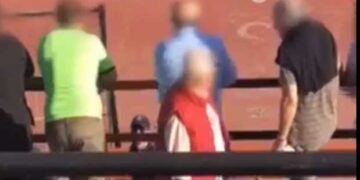 ΣΟΚ: Καρέ-καρέ ο διαπληκτισμός και η πτώση του άντρα που σκοτώθηκε στο γήπεδο της Καλαμαριάς – ΒΙΝΤΕΟ