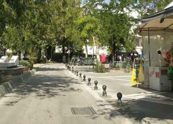 Κολωνάκια από το Δήμο Εορδαίας για να μην παρκάρουν οχήματα στην κεντρική πλατεία Πτολεμαΐδας