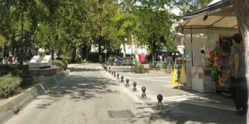 Κολωνάκια από το Δήμο Εορδαίας για να μην παρκάρουν οχήματα στην κεντρική πλατεία Πτολεμαΐδας