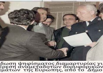 Από την παρέμβαση των ΜΑΤ στην αφαίρεση των δορυφορικών αναμεταδοτών προγραμμάτων της Ενωμένης Ευρώπης που εγκατέστησε ο Δήμος μας για τους Δημότες μας το 1988 – – Από τη στήλη του κ. Γ. Καζαντζή στον Παλμό 25/9/2019