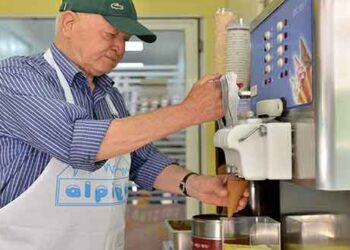 Στέργιος Λάτσιος: Μια ζωή γεμάτη παγωτό – Κείμενο του Ευθύμιου Σαββάκη στην “ΚΑΘΗΜΕΡΙΝΗ”