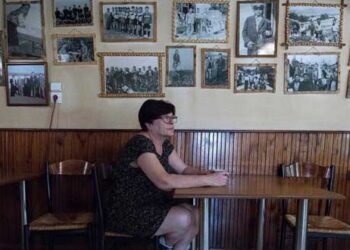 Ανάργυροι: Το Χωριό στη Φλώρινα που Βουλιάζει και οι 20 Κάτοικοι που Δεν το Εγκαταλείπουν – Από το VICE