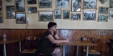 Ανάργυροι: Το Χωριό στη Φλώρινα που Βουλιάζει και οι 20 Κάτοικοι που Δεν το Εγκαταλείπουν – Από το VICE