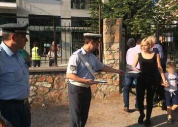 Ενημερωτικά φυλλάδια διένειμαν αστυνομικοί σε γονείς και μαθητές, με την έναρξη της νέας σχολικής περιόδου