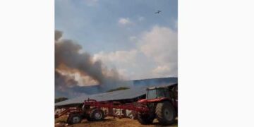 Πολύ μεγάλη η φωτιά ανάμεσα σε Λεύκαρα και Ροδίτη-Κίνδυνος για κτηνοτροφικές μονάδες-Στη μάχη από αέρος και καναντέρ-Δείτε τα κοντινά βίντεο!
