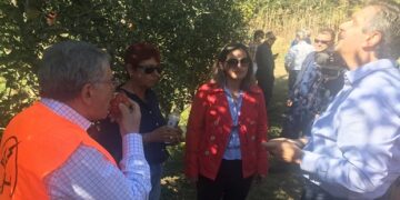 Ο Υφυπουργός Ενέργειας επισκέφθηκε τον οπωρώνα της ΔΕΗ και δοκίμασε μήλα