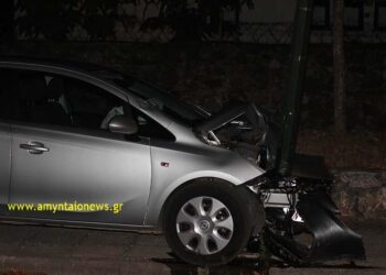 ΙΧ «καρφώθηκε» σε κολόνα φωτισμού έξω από το Στρατόπεδο Παπαπετρου στο Αμύνταιο