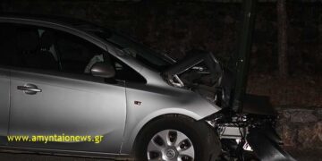 ΙΧ «καρφώθηκε» σε κολόνα φωτισμού έξω από το Στρατόπεδο Παπαπετρου στο Αμύνταιο