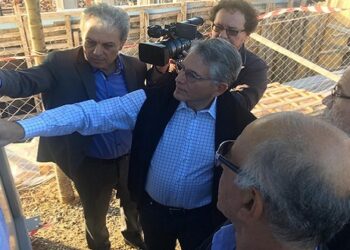 Ο υφ. Ενέργειας Γεράσιμος Θωμάς στη Νέα Ποντοκώμη – Είδε το πρώτο σπίτι που θεμελιώθηκε στον οικισμό (video)