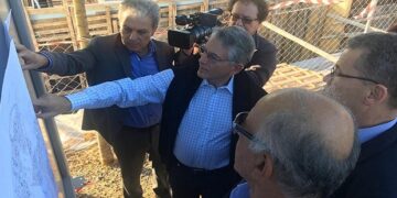 Ο υφ. Ενέργειας Γεράσιμος Θωμάς στη Νέα Ποντοκώμη – Είδε το πρώτο σπίτι που θεμελιώθηκε στον οικισμό (video)