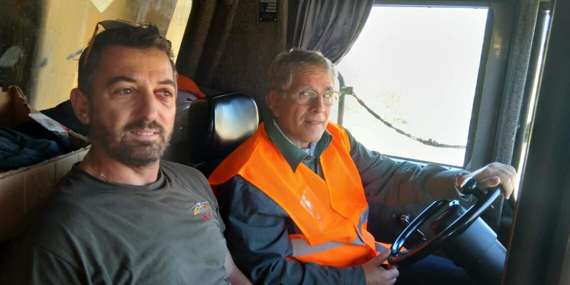 Ο υφυπουργός Ενέργειας Γ. Θωμάς οδήγησε μεγάλο φορτηγό της ΔΕΗ στα ορυχεία (video)