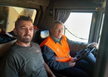 Ο υφυπουργός Ενέργειας Γ. Θωμάς οδήγησε μεγάλο φορτηγό της ΔΕΗ στα ορυχεία (video)