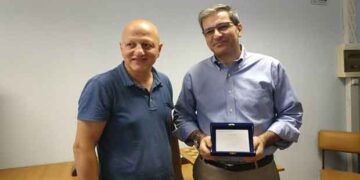 Πτολεμαΐδα: Οι σκακιστικοί σύλλογοι τίμησαν τον Πρύτανη του ΠΔΜ και σκακιστή Θ. Θεοδουλίδη – Κάλεσμα να αγκαλιάσει ο κόσμος το σκάκι (video)