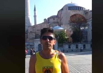 Ξεκίνησε την πορεία μνήμης ο Γιώργος Ζαχαριάδης, από την Αγια Σοφιά της Κωνσταντινούπολης στην Αθήνα