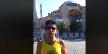 Ξεκίνησε την πορεία μνήμης ο Γιώργος Ζαχαριάδης, από την Αγια Σοφιά της Κωνσταντινούπολης στην Αθήνα