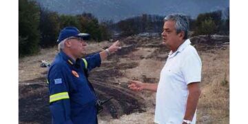 O Αντιπεριφερειάρχης ΠΕ Κοζάνης Γ. Τσιούμαρης στη φωτιά στα Λεύκαρα  – Συγχαρητήριο προς τους πυροσβέστες