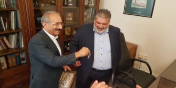 Σε εγκάρδιο κλίμα μεταξύ Ζαμανίδη – Πλακεντά η παράδοση – παραλαβή του Δημαρχείου Εορδαίας (video)