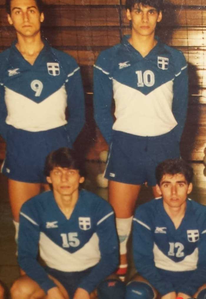  /></figure>



<p>                      <br /><br />Ο Γιώργος Γεωργιάδης του Χρήστου γέννημα και θρέμμα της πόλης μας, μόλις 19 Μαΐων σήμερα, είναι βασικό στέλεχος της Εθνικής Εφήβων. Συμμετέχει στην Εθνική ομάδα από το 1986. Αγωνίστηκε με τα χρώματα της Εθνικής μας το Δεκέμβριο του 1986 στο τουρνουά εφήβων στη Βουλγαρία, ενώ ταξίδεψε στο εξωτερικό ακόμα τρεις φορές με την Εθνική εφήβων και νέων.</p>



<p>Στο Βαλκανικό πρωτάθλημα νέων ο Γιώργος Γεωργιάδης έκανε την πιο σημαντική του εμφάνιση, όπου διακρίθηκε ιδιαίτερα και συνετέλεσε τα μέγιστα ώστε η Ελληνική ομάδα να πάρει την τρίτη θέση.                 </p><div class=