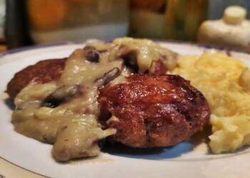 Μαγειρεύοντας με την Αρετή: Μοσχαρίσια μπιφτέκια με κρεμώδη άσπρη σάλτσα μανιταριών!