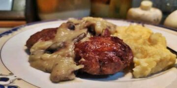 Μαγειρεύοντας με την Αρετή: Μοσχαρίσια μπιφτέκια με κρεμώδη άσπρη σάλτσα μανιταριών!