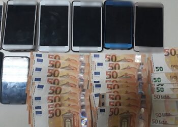 Σε εξέλιξη αστυνομική επιχείρηση για τον εντοπισμό οδηγού Ι.Χ.Ε. αυτοκινήτου που μετέφερε παράνομα 8 αλλοδαπούς, οι οποίοι και συνελήφθησαν σε περιοχή της Καστοριάς