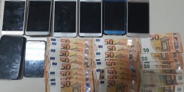 Σε εξέλιξη αστυνομική επιχείρηση για τον εντοπισμό οδηγού Ι.Χ.Ε. αυτοκινήτου που μετέφερε παράνομα 8 αλλοδαπούς, οι οποίοι και συνελήφθησαν σε περιοχή της Καστοριάς