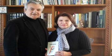 Την ποιητική ανθολογία ‘ΕΦΗΒΟΙ ΣΤΙΧΟΙ’  χάρισε o Σύνδεσμος Φιλολόγων Κοζάνης στον Αντιπεριφερειάρχη Γρηγόρη Τσιούμαρη