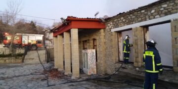 Πυρκαγιά κατέστρεψε ολοσχερώς το Δημοτικό Σχολείο στο Τρίκωμο Γρεβενών
