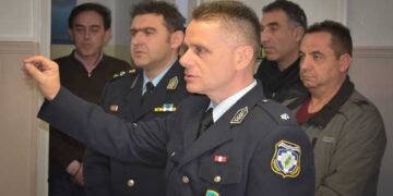 Καστοριά: Μετάλλιο «Αστυνομικό Αριστείο Ανδραγαθίας» στον Ανθυπαστυνόμο Αθανάσιο Γκόβαρη γιατί έθεσε τη ζωή τους σε κίνδυνο με τρεις ακόμη αστυνομικούς