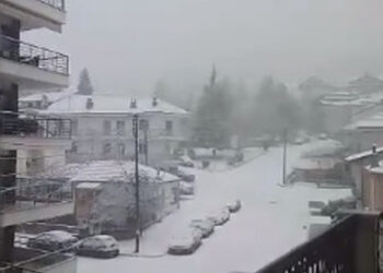 Πυκνή χιονόπτωση κατά διαστήματα μέσα στην Φλώρινα (video)
